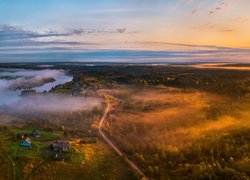 Jezioro Ladvinskoye, Park przyrody Vepsskiy Les, Las, Domy, Droga, Mgła, Wschód słońca, Obwód leningradzki, Rosja