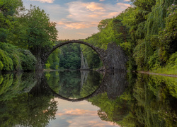 Niemcy, Saksonia, Park Rododendronów Kromlau, Kamienny, Most łukowy, Jezioro Rakotz, Drzewa, Odbicie