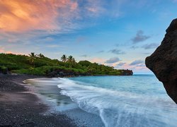 Stany Zjednoczone, Hawaje, Wyspa Maui, Park stanowy Waianapanapa, Morze, Skały, Palmy, Zachód słońca