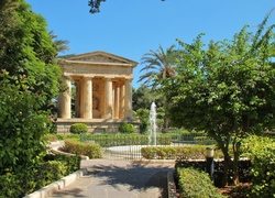 Park z fontanną w Valletcie stolicy Malty