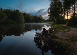 Park ze stawem w rosyjskim mieście Serednikovo