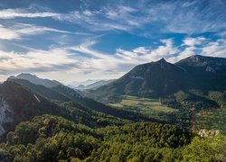 Hiszpania, Katalonia, Góry, Serra de Queralt, Berga, Lasy, Drzewa, Niebo, Chmury, Dolina, Słoneczny, Dzień