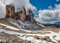 Pasmo górskie Tre Cime di Lavaredo pod chmurami