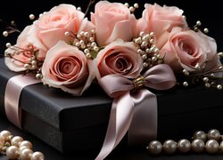 Perły i różowe róże na pudełku z prezentem