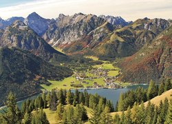 Austria, Tyrol, Miejscowość Pertisau, Góry, Jezioro Achensee, Lasy, Drzewa, Domy, Dolina
