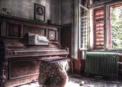 Pianino w opuszczonym pokoju