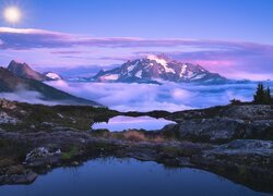 Jezioro, Picture Lake, Drzewa, Góry, Mount Shuksan, Zachód słońca, Mgła, Odbicie, Park Narodowy Północnych Gór Kaskadowych, Stan Waszyngton, Stany Zjednoczone