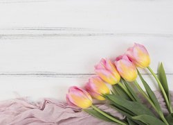 Pięć różowo-żółtych tulipanów