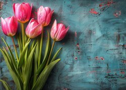 Pięć różowych tulipanów na tle zniszczonej powierzchni