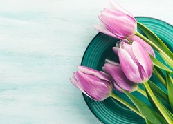 Pięć tulipanów na talerzu