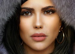 Piękna brunetka w futrzanym kapturze na głowie