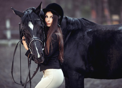 Piękna dżokejka i jej kary koń
