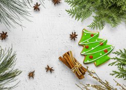 Piernikowa choinka i i cynamon w świątecznej dekoracji