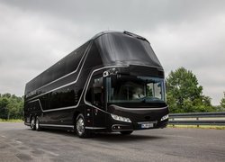 Piętrowy autokar turystyczny Neoplan Skyliner rocznik 2015