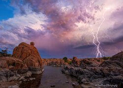 Stany Zjednoczone, Stan Arizona, Prescott, Jezioro Watson Lake, Chmury, Piorun, Brzeg, Skały Pioruny