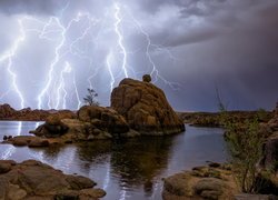 Pioruny nad skałami Granite Dells w jeziorze Watson