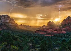 Stany Zjednoczone, Arizona, Sedona, Skały, Promienie słońca, Chmury, Pioruny