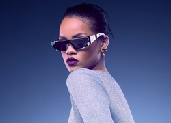 Piosenkarka Rihanna w okularach przeciwsłonecznych