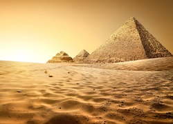 Piramidy na pustyni w Egipcie