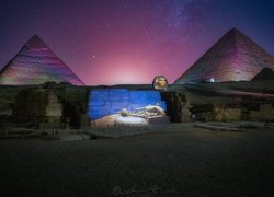 Piramidy w Gizie pod gwiaździstym niebem