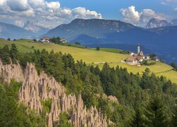 Piramidy ziemne, Ritten, Góry, Alpy, Drzewa, Domy, Kościół, Południowy Tyrol, Włochy