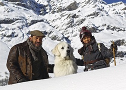 Pirenejski pies górski i aktorzy w scenie z filmu Bella i Sebastian