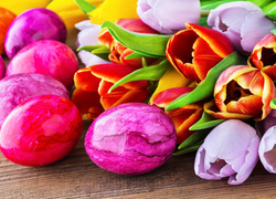 Pisanki i kolorowe tulipany w wielkanocnej kompozycji
