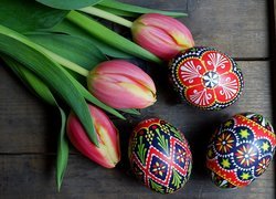 Pisanki obok tulipanów