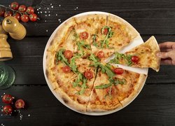 Pizza, Talerz, Ręka, Pomidory, Pieprz, Sól, Zioła, Stół