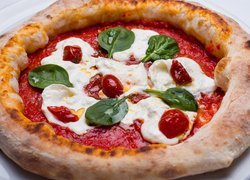Pizza z pomidorami i listkami bazylii