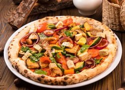 Pizza z warzywami na talerzu