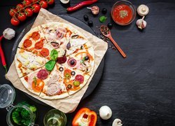 Pizza z wędliną i pieczarkami