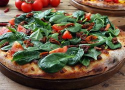 Pizza ze szpinakiem i pomidorami