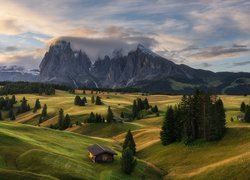 Płaskowyż Seiser Alm i chmury nad górami Sassolungo