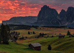 Góry, Dolomity, Dolina, Val Gardena, Domy, Drzewa, Czerwone, Niebo, Płaskowyż Seiser Alm, Włochy