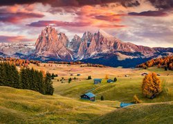 Góry Sassolungo, Dolomity, Płaskowyż Seiser Alm, Dolina Val Gardena, Wzgórza, Domy, Drzewa, Chmury, Zachód słońca, Włochy