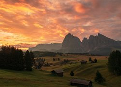 Góry, Dolomity, Płaskowyż Seiser Alm, Dolina, Val Gardena, Drzewa, Drewniane, Domy, Zachód słońca, Chmury, Włochy