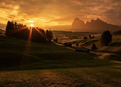 Góry, Dolomity, Płaskowyż Seiser Alm, Dolina, Val Gardena, Drzewa, Drewniane, Domy, Promienie słońca, Chmury, Włochy