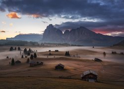 Mgła, Góry Sassolungo, Dolomity, Drewniane, Domki, Płaskowyż Seiser Alm, Dolina Val Gardena, Włochy