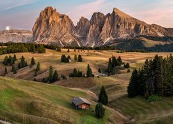 Dolomity, Góry, Sassolungo, Płaskowyż, Seiser Alm, Dolina, Val Gardena, Drzewa, Księżyc, Drewniane, Domy, Włochy