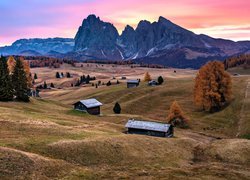 Dolomity, Góry, Sassolungo, Płaskowyż, Seiser Alm, Dolina, Val Gardena, Drzewa, Jesień, Wschód słońca, Drewniane, Domy, Włochy