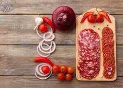 Salami, Plasterki, Deska, Papryczki, Pomidorki, Cebula, Czosnek