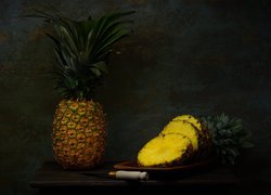 Plastry ananasa obok noża na komodzie