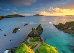 Irlandia, Hrabstwo Kerry, Dunquin Pier, Zachód słońca, Morze, Skały