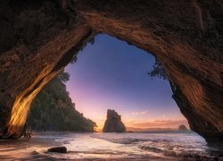 Cathedral Cove, Jaskinia, Zachód słońca, Morze, Skały, Półwysep Coromandel, Region Waikato, Nowa Zelandia