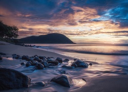 Ameryka środkowa, Gwadelupa, Morze, Plaża de Grande Anse, Kamienie, Drzewa, Wzgórza