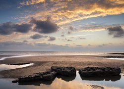 Plaża Dunraven Bay, Walia, Brzeg, Kamienie, Chmury