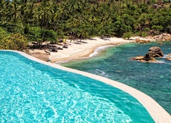 Plaża i basen na wyspie Ko Samui w południowej Tajlandii