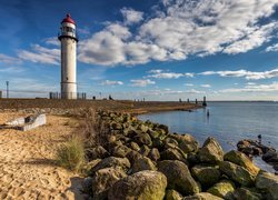 Plaża i latarnia morska w Hellevoetsluis