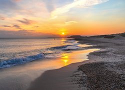 Plaża i morze w blasku zachodzącego słońca